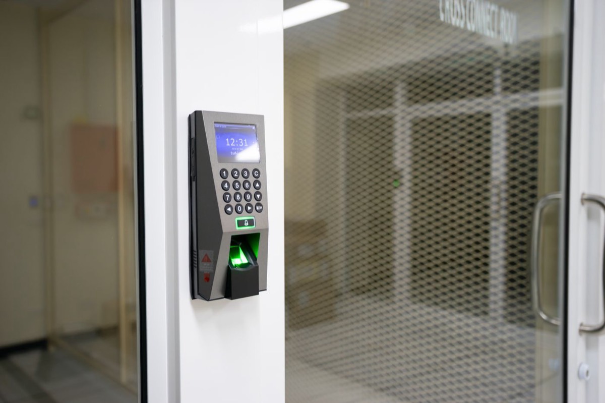 Lecteur de badge et clavier de contrôle d'accès montés sur une porte vitrée de cabinet
