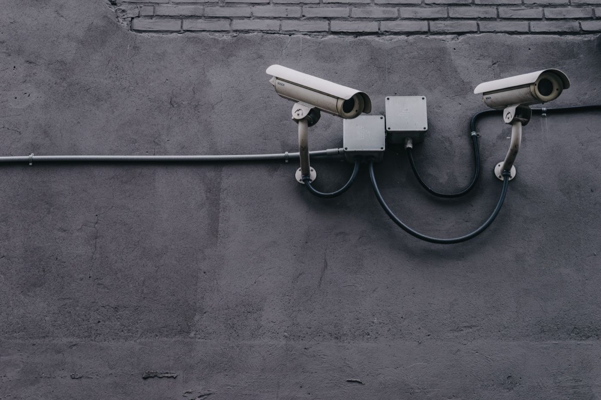 Caméras de vidéosurveillance extérieures installées sur la façade d'un commerce
