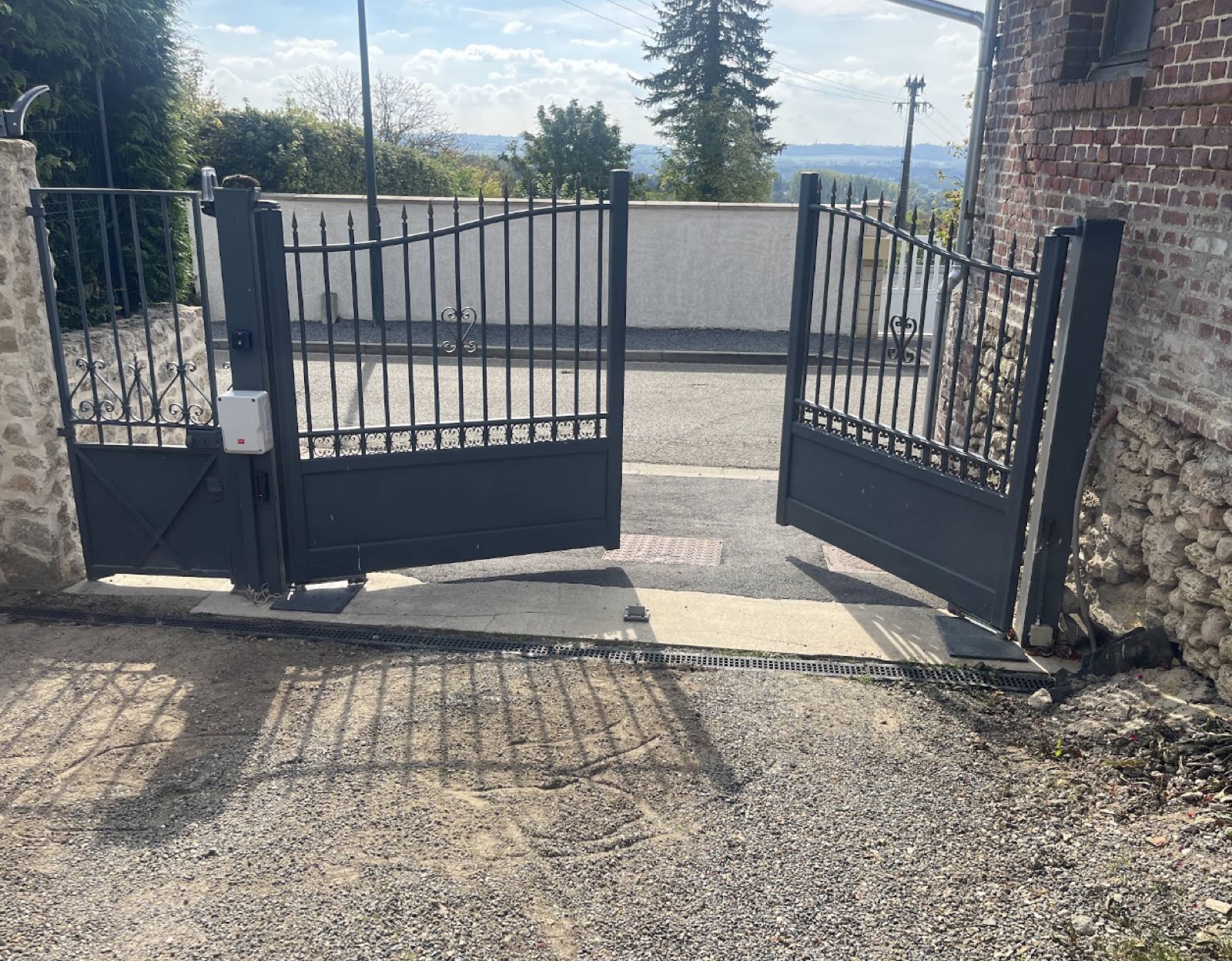 Portail en fer forgé deux battants avec motorisation enterrée 24 V installée par AVEC